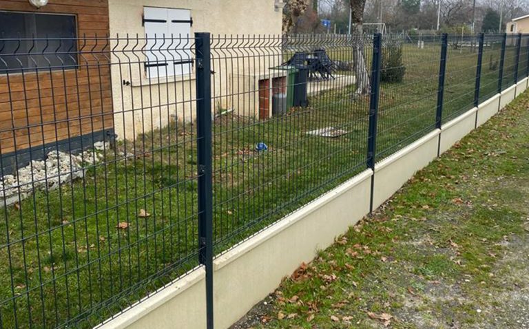 Réalisation de clôture rigide avec poteaux et soubassements
