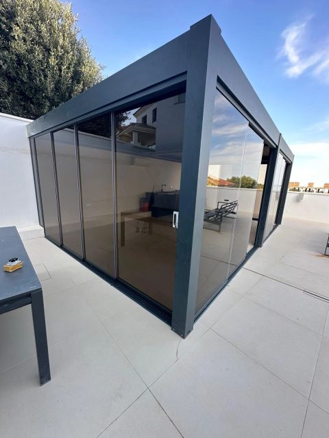 pergola avec parois vitrée