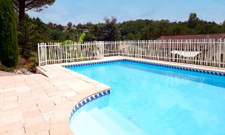 clôture piscine barreaudée