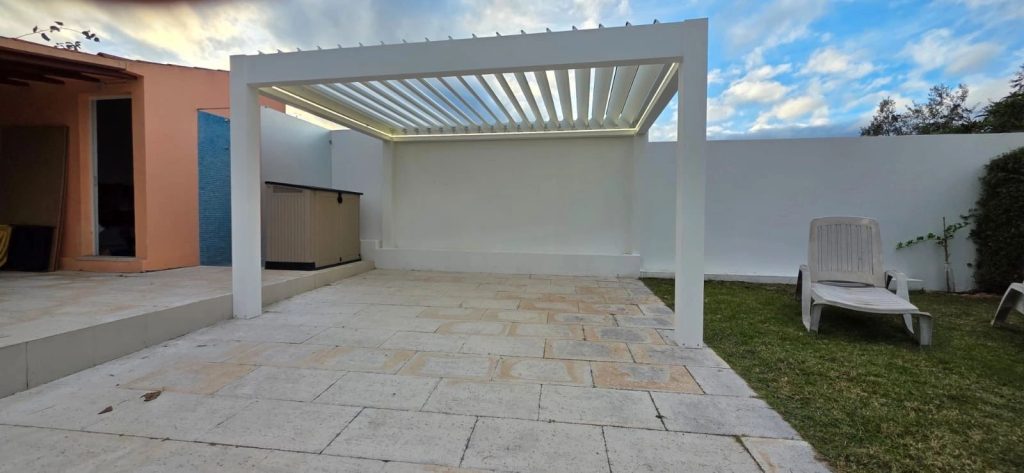pergola bioclimatique blanche