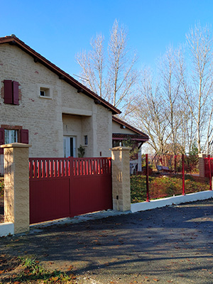 Portail rouge et grillage rigide