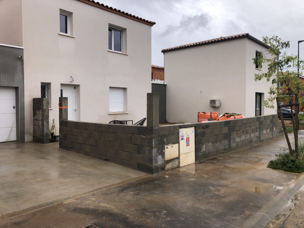Mur de clôture avant grillage